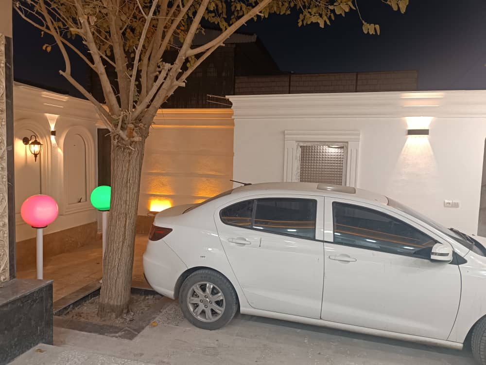 پارکینگ داخل حیاط ویلای جنت