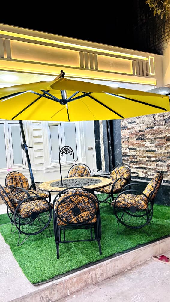 حیاط ویلای جنت در شب، نزدیک جاده کاشان