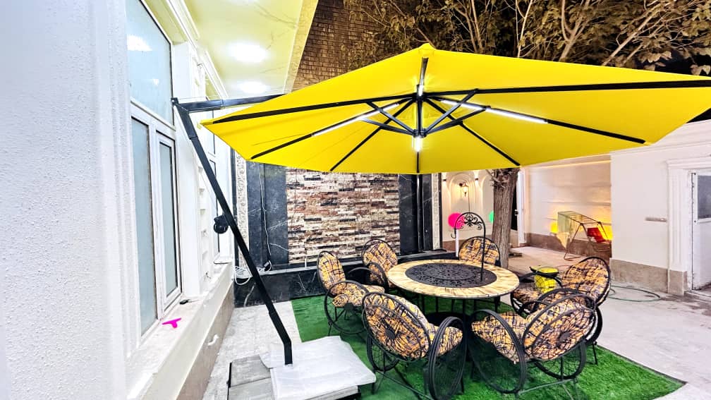 چراغهای حیاط اقامتگاه جنت در شب